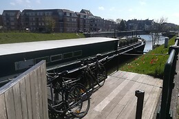 B3  (Bed & Breakfast Boat)